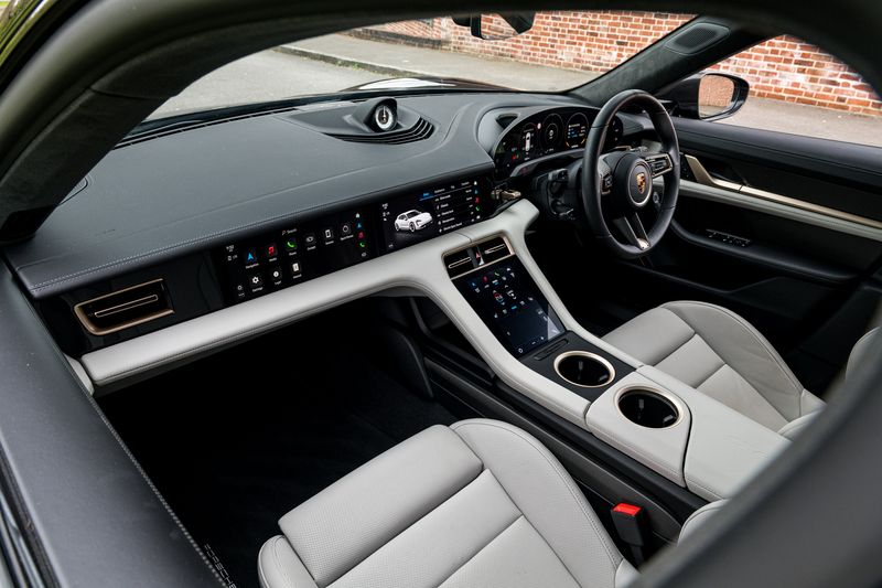 Porsche Taycan Performance Plus 93.4kWh Turbo S Sport Turismo