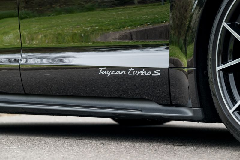 Porsche Taycan Performance Plus 93.4kWh Turbo S Sport Turismo