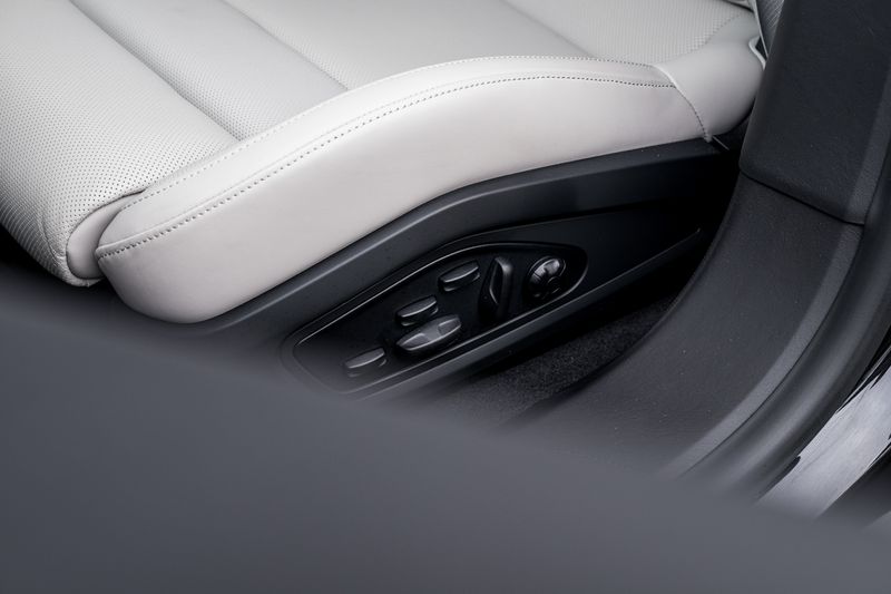 Porsche Taycan Performance Plus 93.4kWh Turbo S Sport Turismo