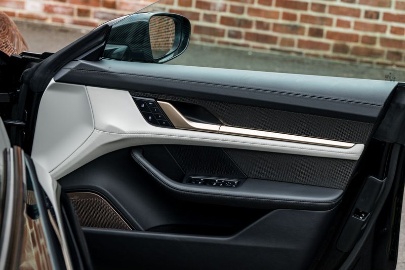 Porsche Taycan Performance Plus 93.4kWh Turbo S Sport Turismo