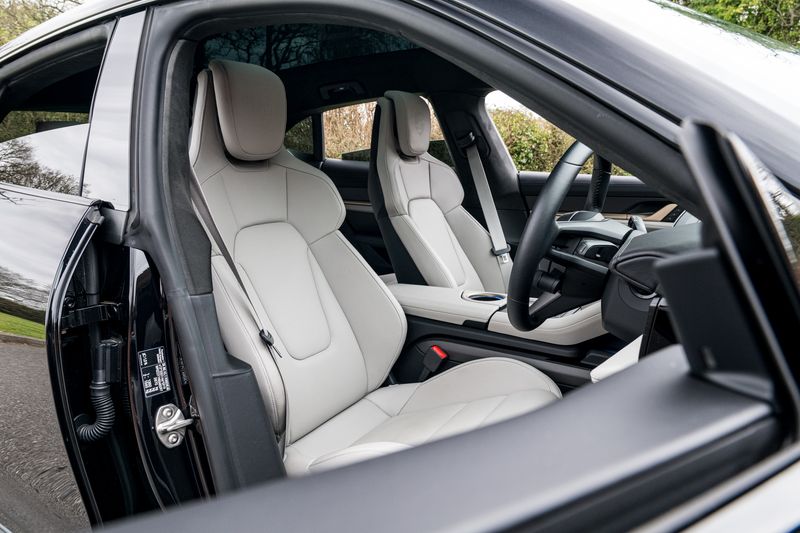 Porsche Taycan Performance Plus 93.4kWh Turbo S Sport Turismo