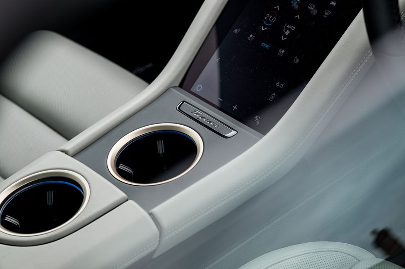 Porsche Taycan Performance Plus 93.4kWh Turbo S Sport Turismo
