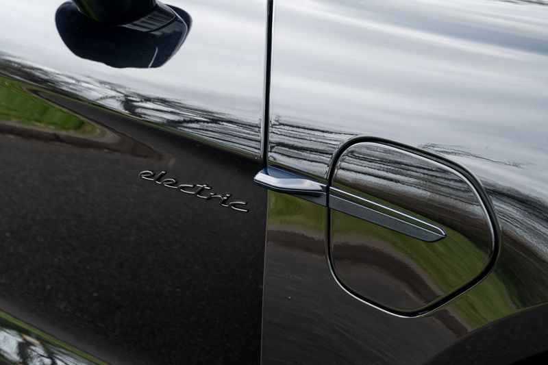 Porsche Taycan Performance Plus 93.4kWh Turbo S Sport Turismo