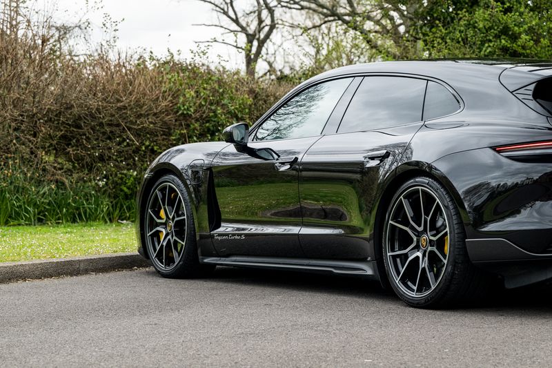 Porsche Taycan Performance Plus 93.4kWh Turbo S Sport Turismo