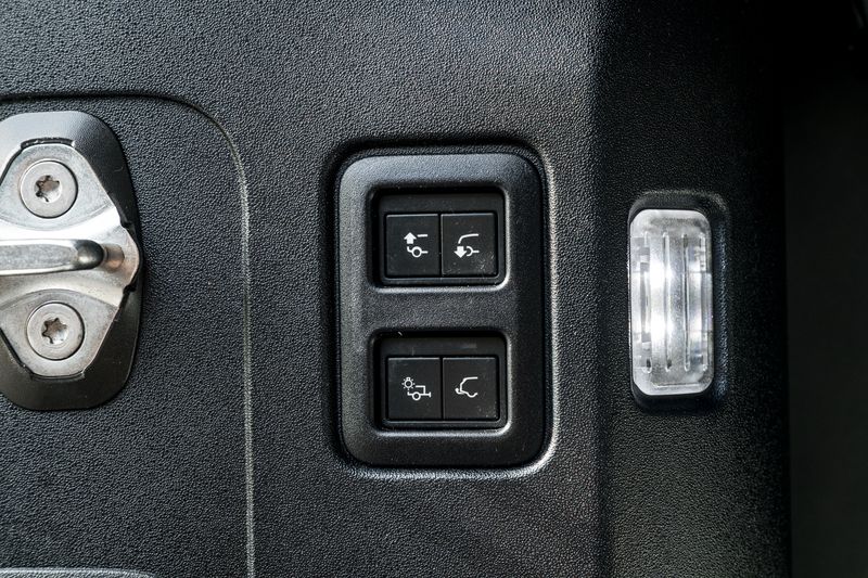 Land Rover Defender 90 5.0 P525 V8 SUV 3dr