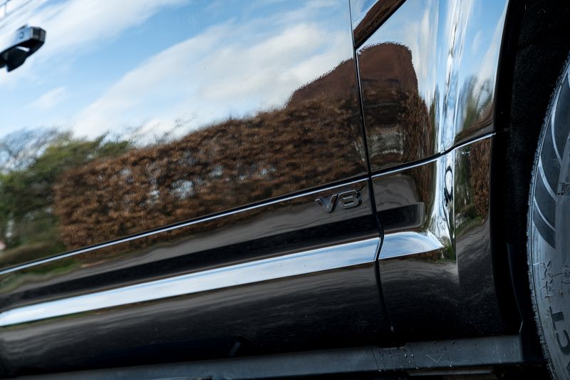 Land Rover Defender 90 5.0 P525 V8 SUV 3dr