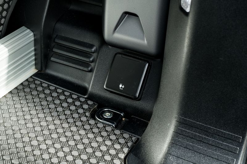 Land Rover Defender 90 5.0 P525 V8 SUV 3dr