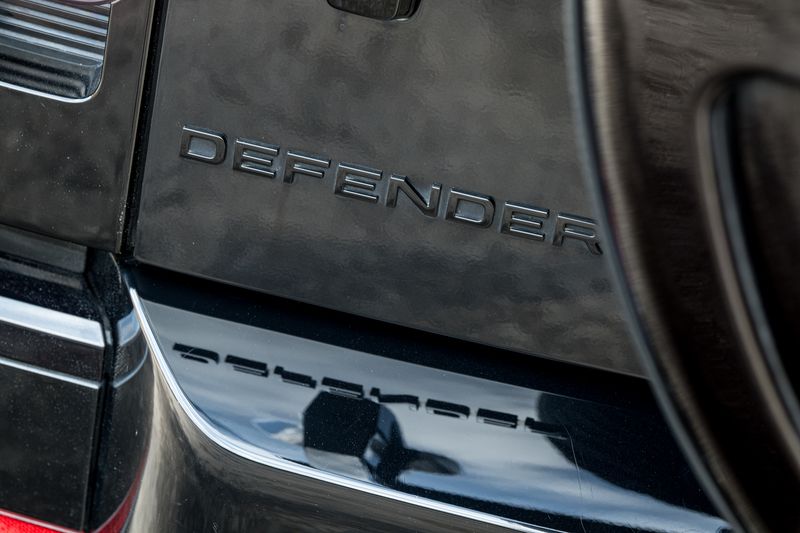 Land Rover Defender 90 5.0 P525 V8 SUV 3dr