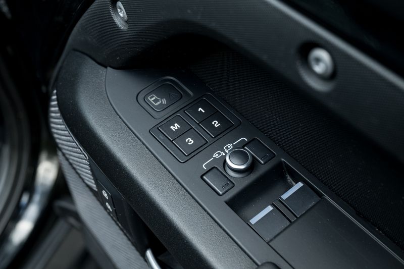 Land Rover Defender 90 5.0 P525 V8 SUV 3dr