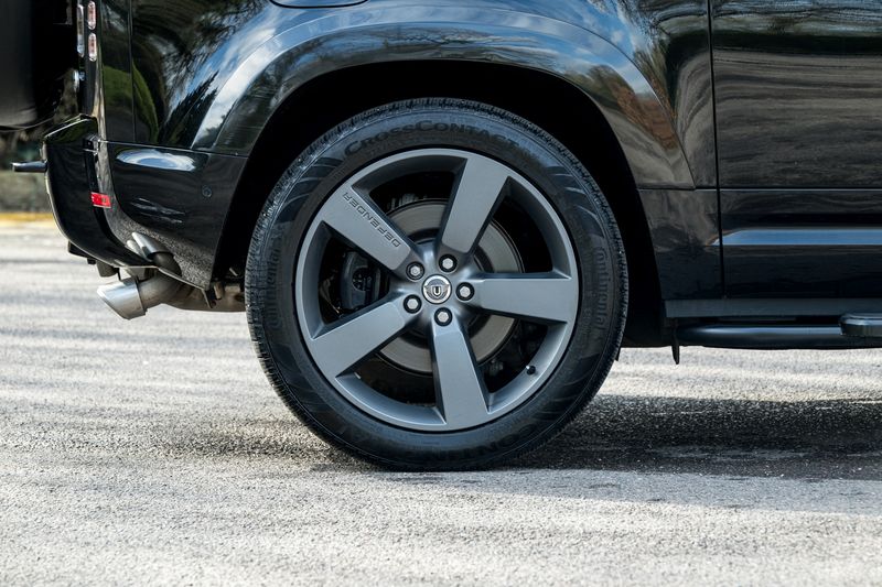 Land Rover Defender 90 5.0 P525 V8 SUV 3dr