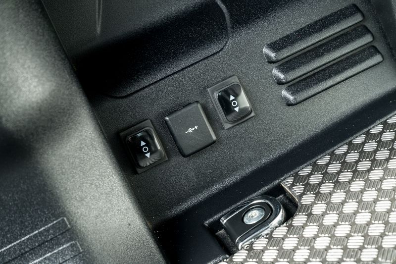 Land Rover Defender 90 5.0 P525 V8 SUV 3dr