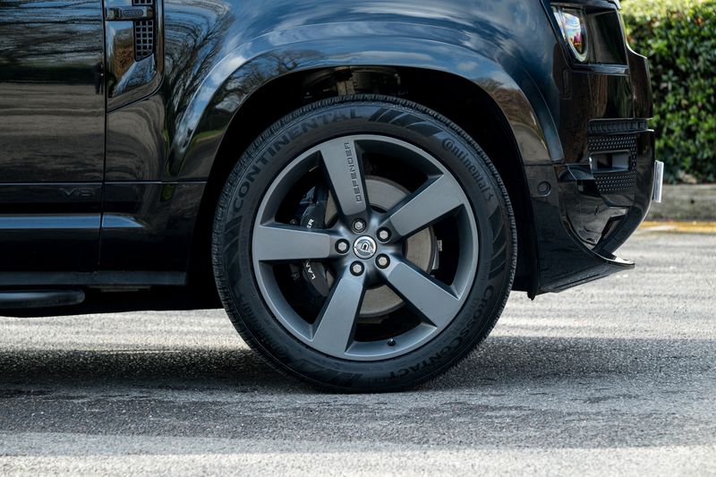 Land Rover Defender 90 5.0 P525 V8 SUV 3dr