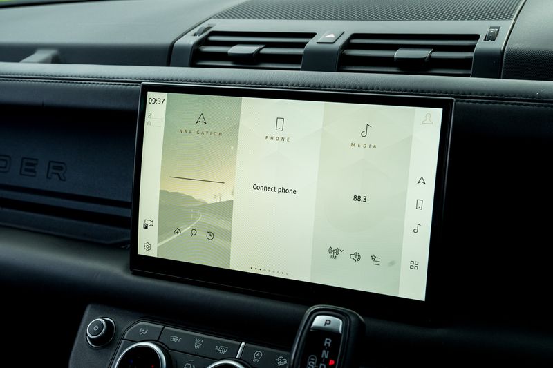 Land Rover Defender 90 5.0 P525 V8 SUV 3dr