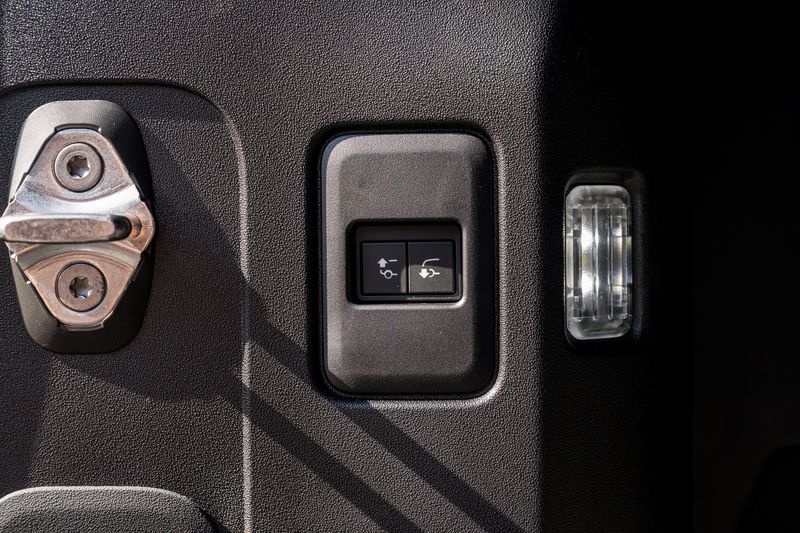 Landrover D250 X-Dynamic HSE Auto