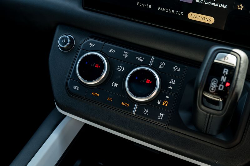 Landrover D250 X-Dynamic HSE Auto