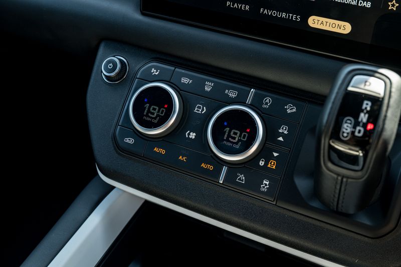 Landrover D250 X-Dynamic HSE Auto