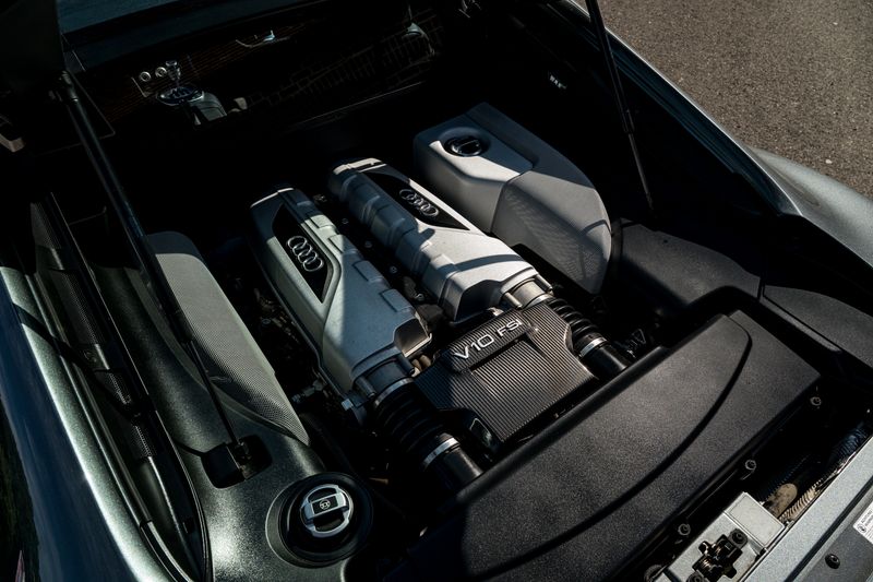 Audi R8 V10 Quarttro (Manual )