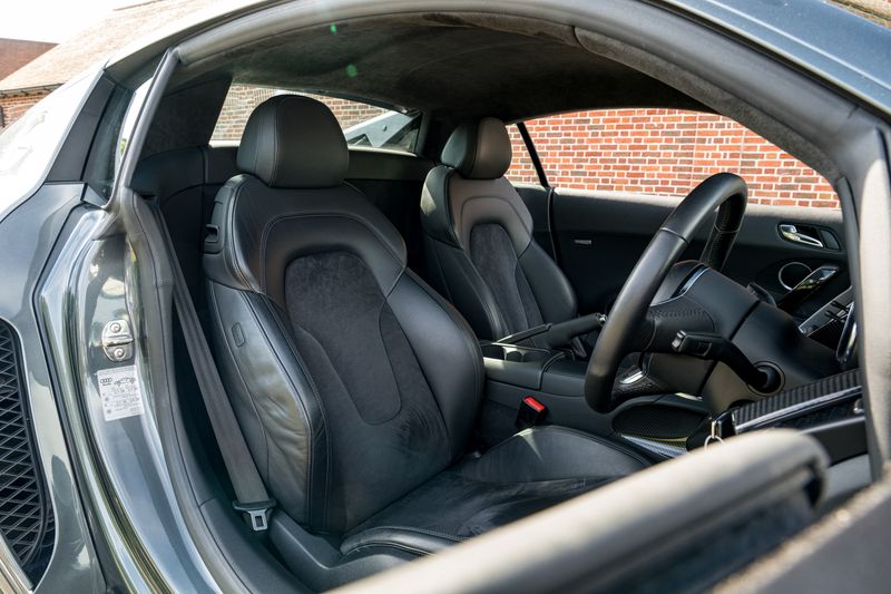 Audi R8 V10 Quarttro (Manual )
