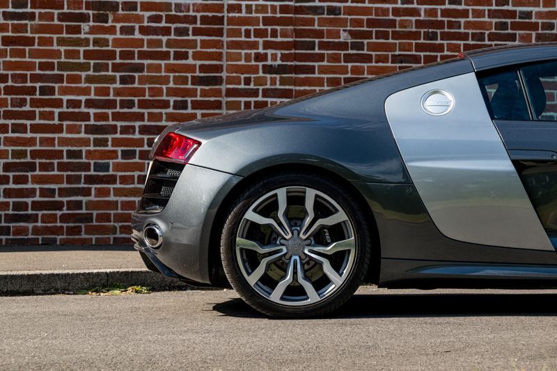 Audi R8 V10 Quarttro (Manual )