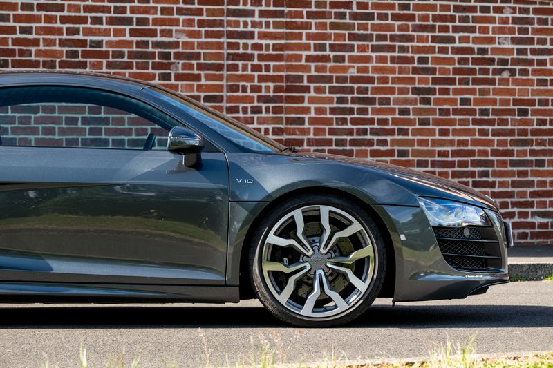 Audi R8 V10 Quarttro (Manual )