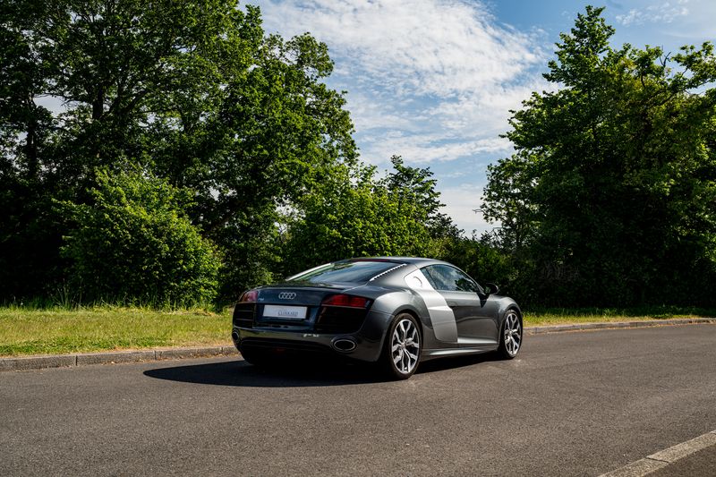 Audi R8 V10 Quarttro (Manual )