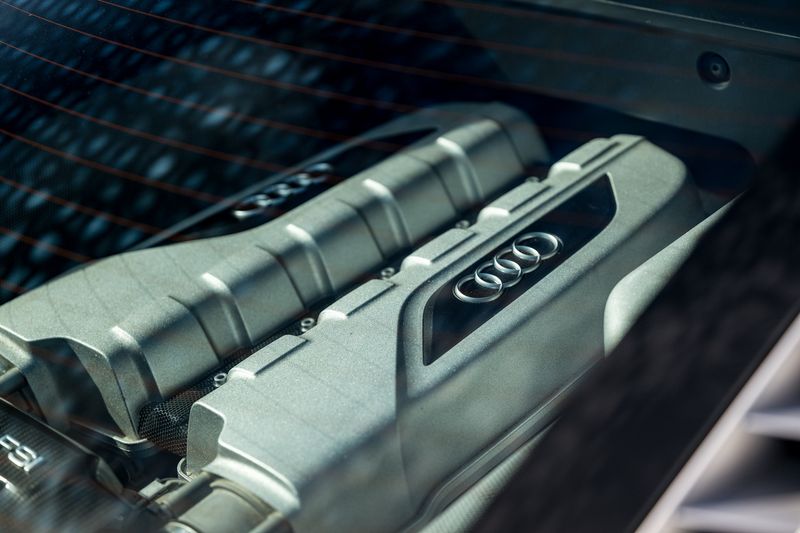 Audi R8 V10 Quarttro (Manual )