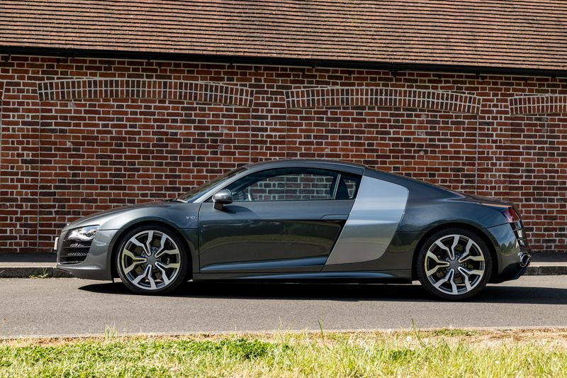 Audi R8 V10 Quarttro (Manual )