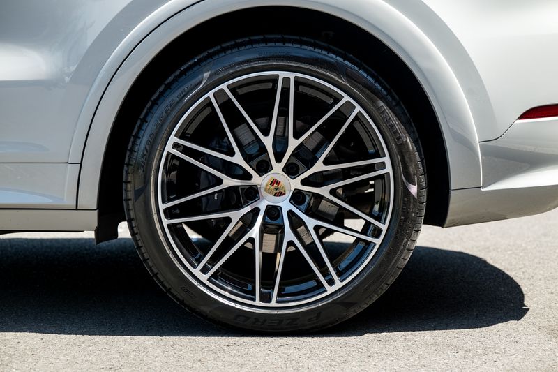 Porsche Cayenne 3.0 V6 E-Hybrid Coupe Petrol Plug-in Hybrid 4WD (Facelift Model)