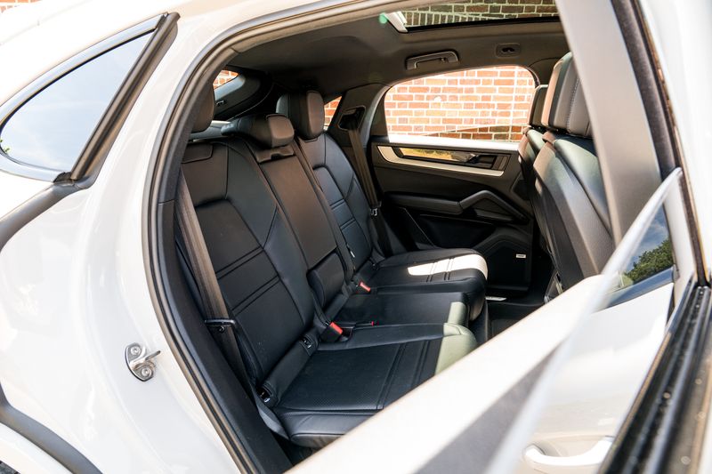 Porsche Cayenne 3.0 V6 E-Hybrid Coupe Petrol Plug-in Hybrid 4WD (Facelift Model)