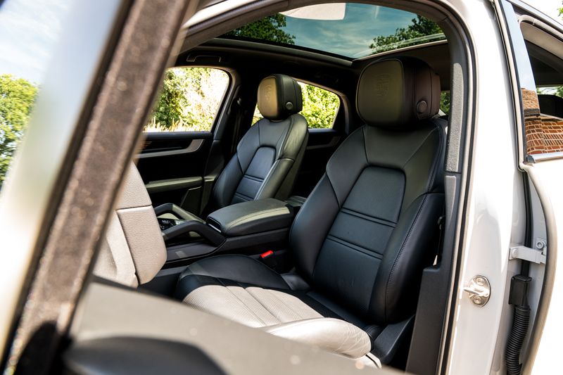 Porsche Cayenne 3.0 V6 E-Hybrid Coupe Petrol Plug-in Hybrid 4WD (Facelift Model)