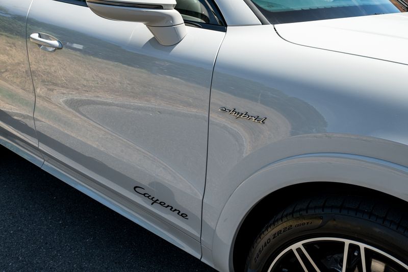 Porsche Cayenne 3.0 V6 E-Hybrid Coupe Petrol Plug-in Hybrid 4WD (Facelift Model)