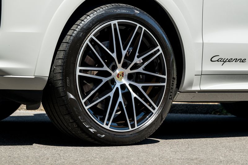 Porsche Cayenne 3.0 V6 E-Hybrid Coupe Petrol Plug-in Hybrid 4WD (Facelift Model)