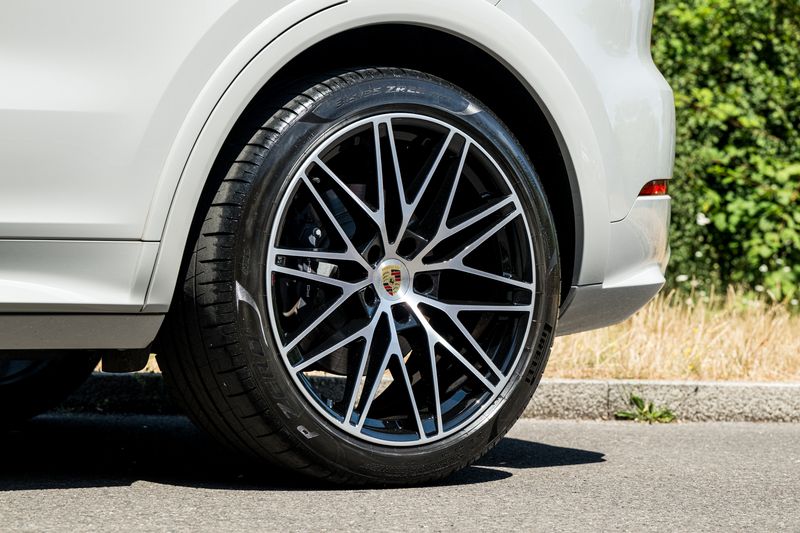 Porsche Cayenne 3.0 V6 E-Hybrid Coupe Petrol Plug-in Hybrid 4WD (Facelift Model)