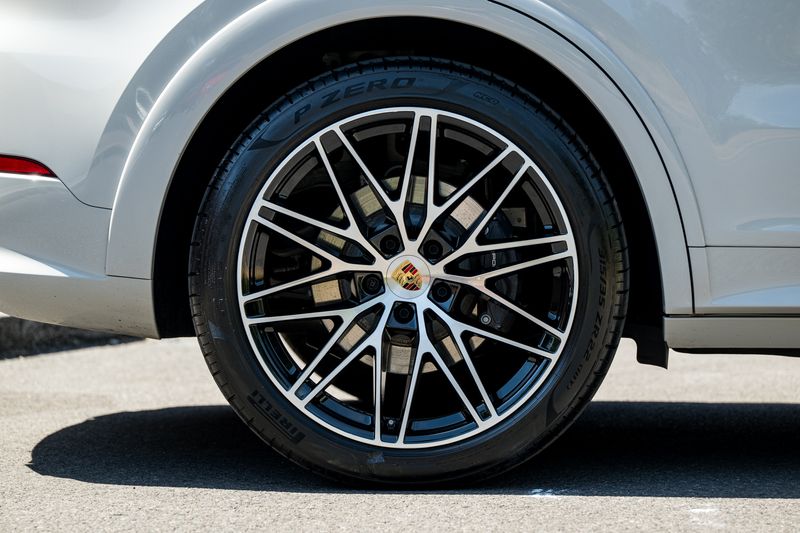 Porsche Cayenne 3.0 V6 E-Hybrid Coupe Petrol Plug-in Hybrid 4WD (Facelift Model)