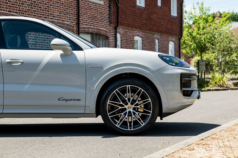 Porsche Cayenne 3.0 V6 E-Hybrid Coupe Petrol Plug-in Hybrid 4WD (Facelift Model)