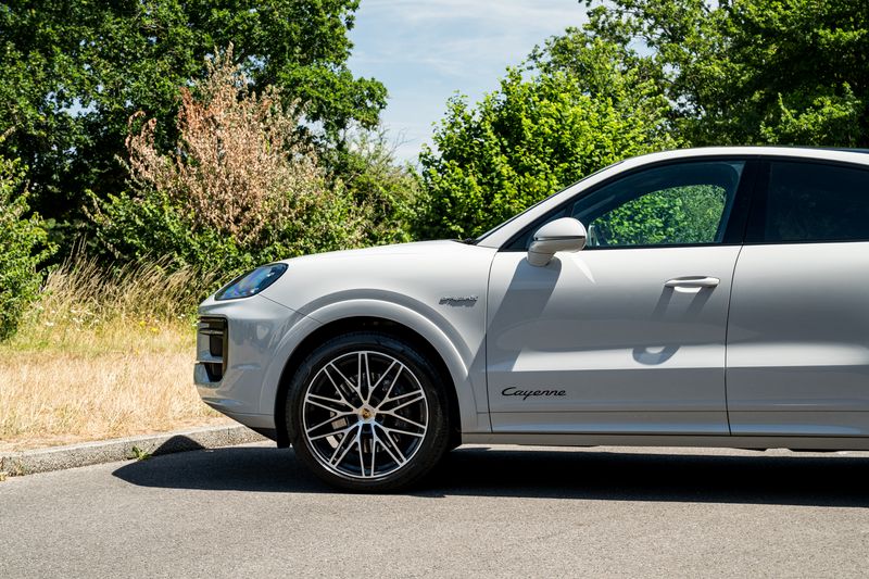 Porsche Cayenne 3.0 V6 E-Hybrid Coupe Petrol Plug-in Hybrid 4WD (Facelift Model)