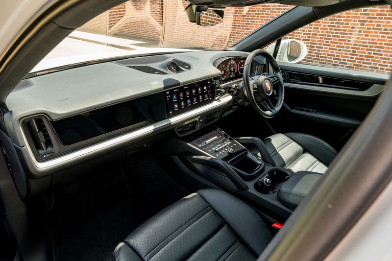Porsche Cayenne 3.0 V6 E-Hybrid Coupe Petrol Plug-in Hybrid 4WD (Facelift Model)