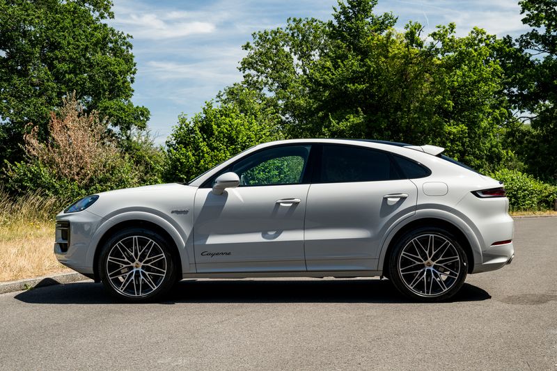 Porsche Cayenne 3.0 V6 E-Hybrid Coupe Petrol Plug-in Hybrid 4WD (Facelift Model)