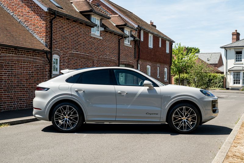 Porsche Cayenne 3.0 V6 E-Hybrid Coupe Petrol Plug-in Hybrid 4WD (Facelift Model)