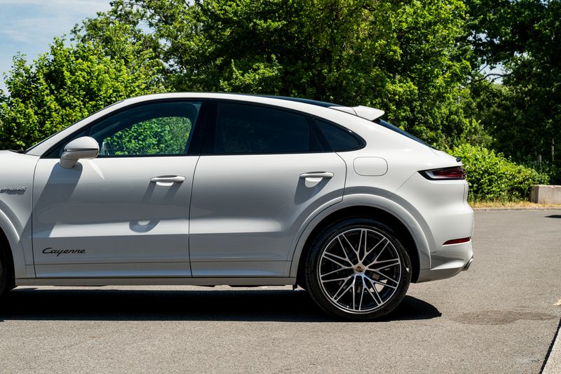 Porsche Cayenne 3.0 V6 E-Hybrid Coupe Petrol Plug-in Hybrid 4WD (Facelift Model)