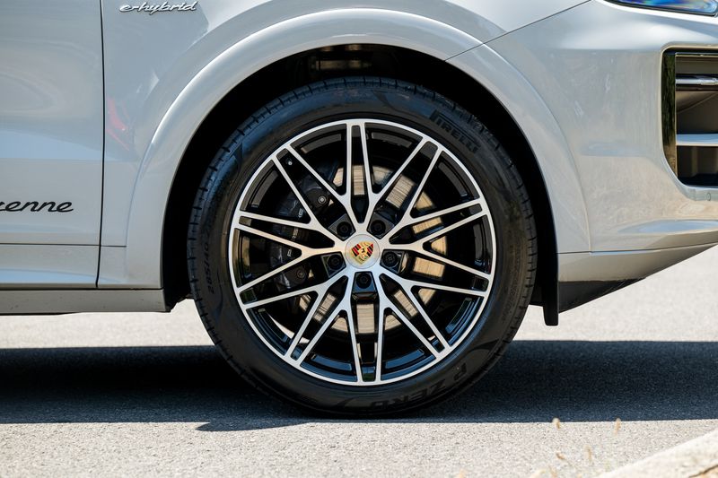 Porsche Cayenne 3.0 V6 E-Hybrid Coupe Petrol Plug-in Hybrid 4WD (Facelift Model)