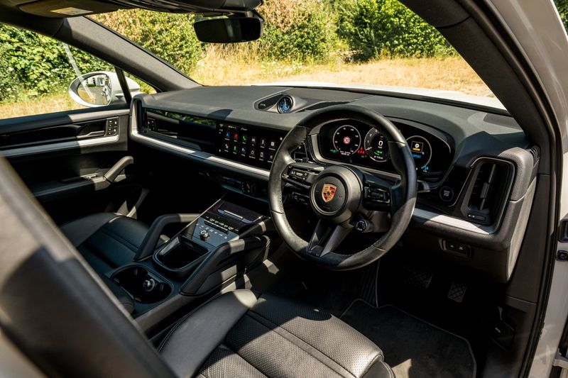 Porsche Cayenne 3.0 V6 E-Hybrid Coupe Petrol Plug-in Hybrid 4WD (Facelift Model)