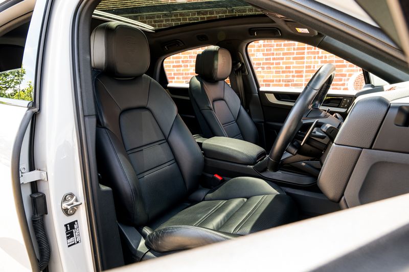 Porsche Cayenne 3.0 V6 E-Hybrid Coupe Petrol Plug-in Hybrid 4WD (Facelift Model)