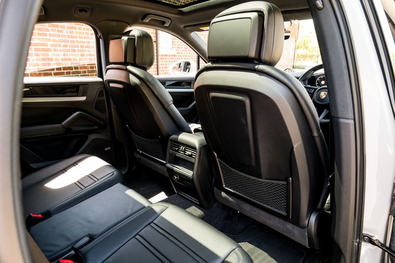 Porsche Cayenne 3.0 V6 E-Hybrid Coupe Petrol Plug-in Hybrid 4WD (Facelift Model)