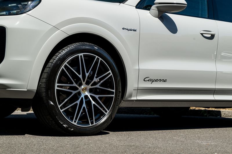 Porsche Cayenne 3.0 V6 E-Hybrid Coupe Petrol Plug-in Hybrid 4WD (Facelift Model)
