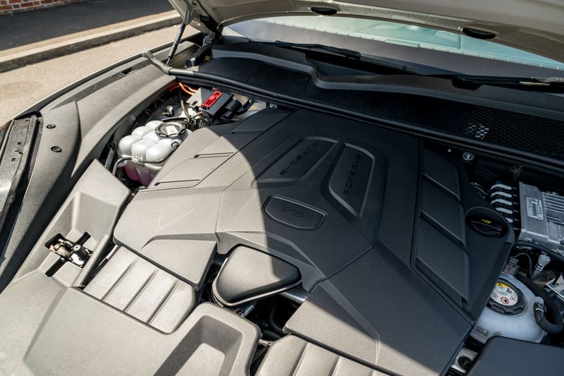 Porsche Cayenne 3.0 V6 E-Hybrid Coupe Petrol Plug-in Hybrid 4WD (Facelift Model)
