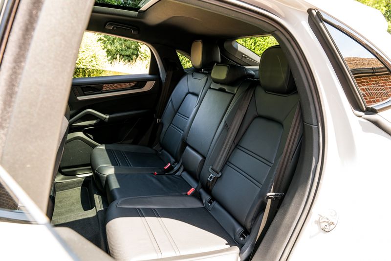 Porsche Cayenne 3.0 V6 E-Hybrid Coupe Petrol Plug-in Hybrid 4WD (Facelift Model)