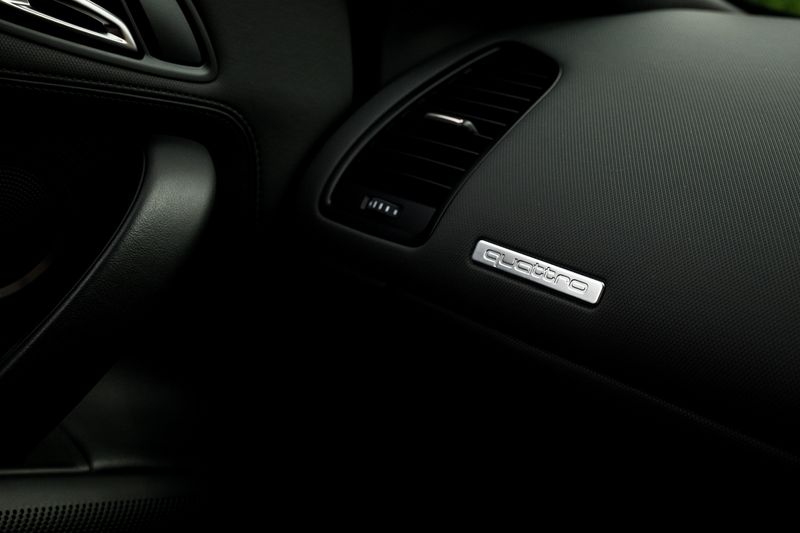 Audi R8 5.2 FSI V10 Quattro (Manual)