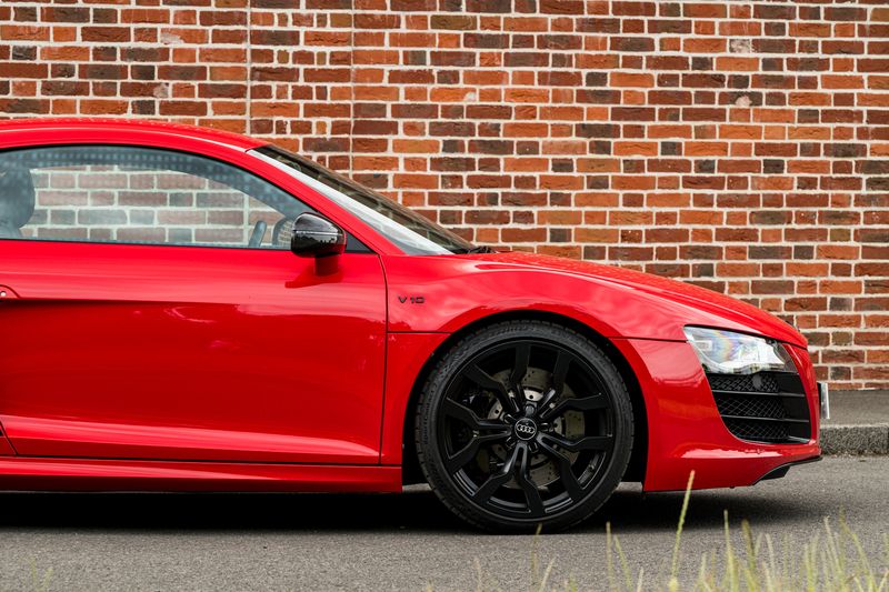 Audi R8 5.2 FSI V10 Quattro (Manual)