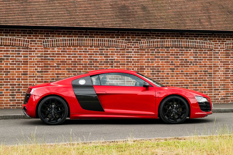 Audi R8 5.2 FSI V10 Quattro (Manual)